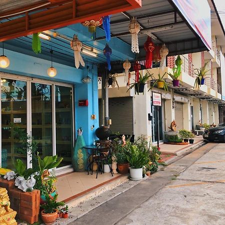 Aekkalukthai Hostel Rayong Bagian luar foto