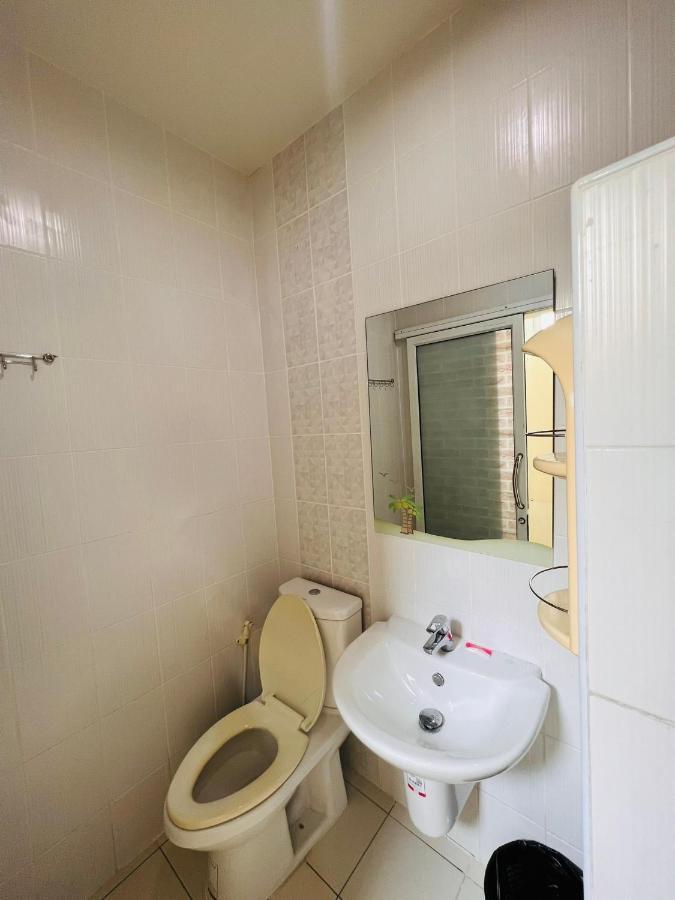 Aekkalukthai Hostel Rayong Bagian luar foto