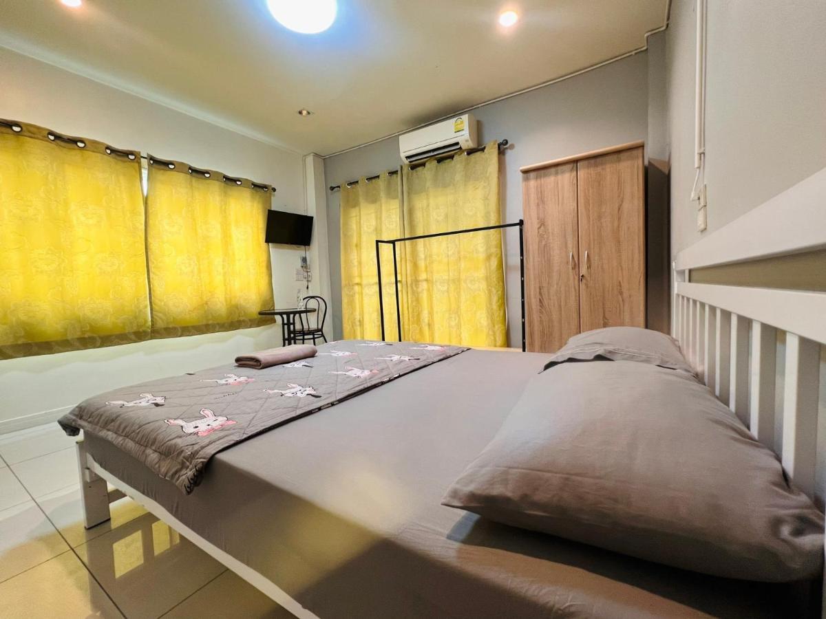 Aekkalukthai Hostel Rayong Bagian luar foto