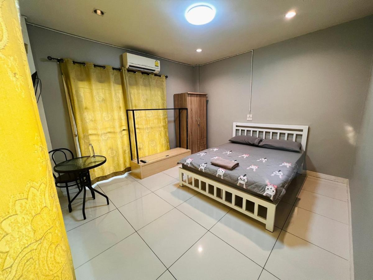Aekkalukthai Hostel Rayong Bagian luar foto