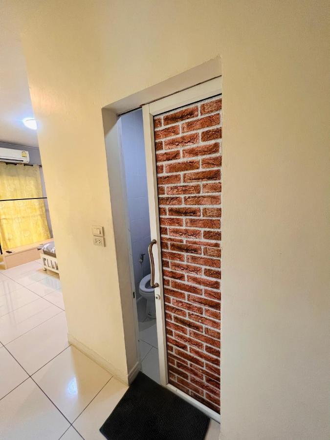 Aekkalukthai Hostel Rayong Bagian luar foto
