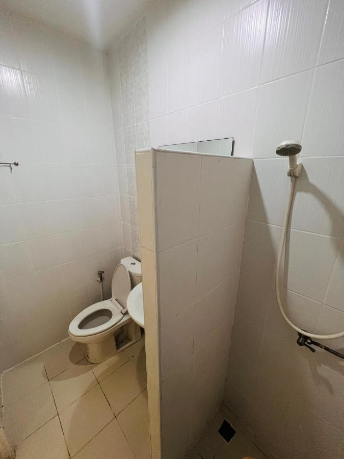 Aekkalukthai Hostel Rayong Bagian luar foto