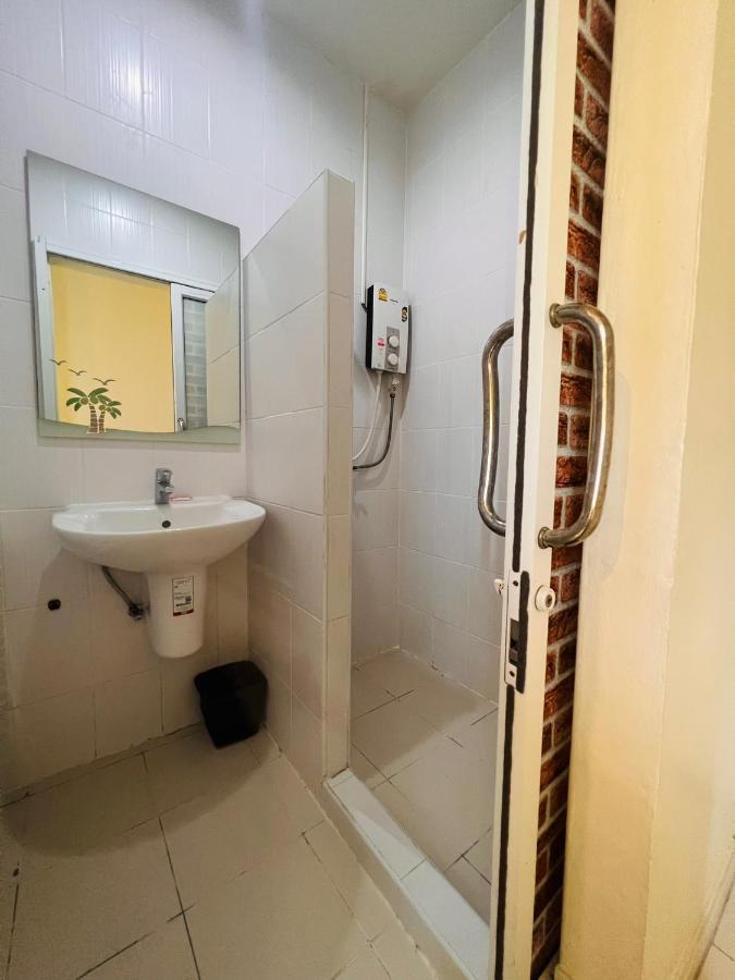 Aekkalukthai Hostel Rayong Bagian luar foto