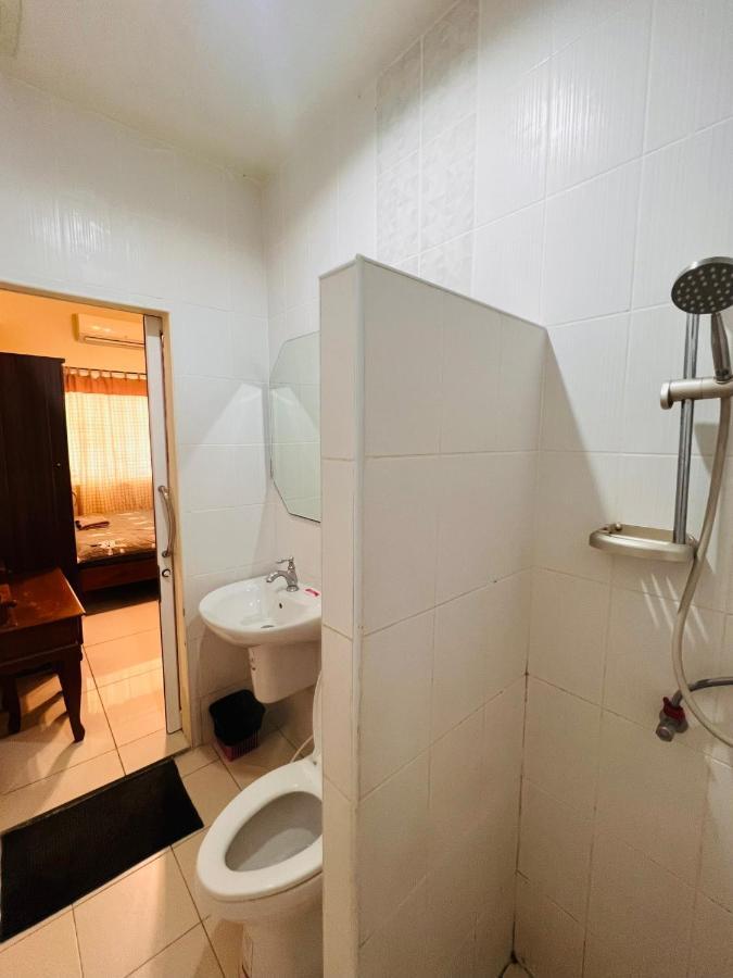 Aekkalukthai Hostel Rayong Bagian luar foto