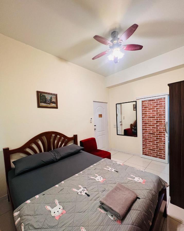 Aekkalukthai Hostel Rayong Bagian luar foto