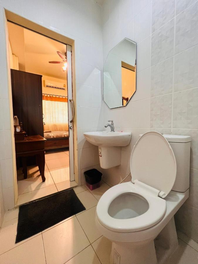 Aekkalukthai Hostel Rayong Bagian luar foto
