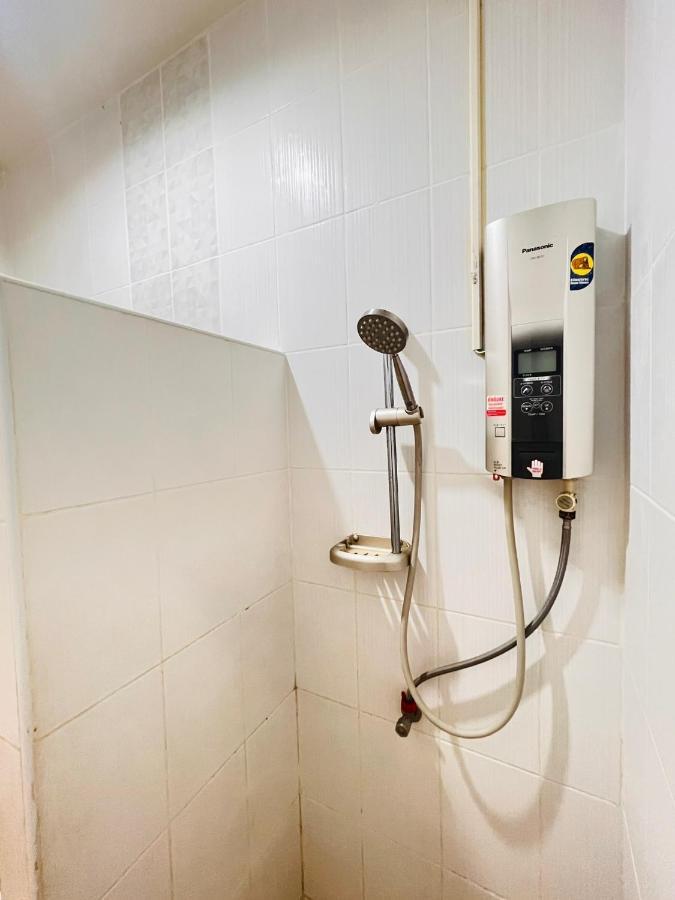 Aekkalukthai Hostel Rayong Bagian luar foto
