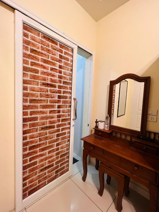 Aekkalukthai Hostel Rayong Bagian luar foto